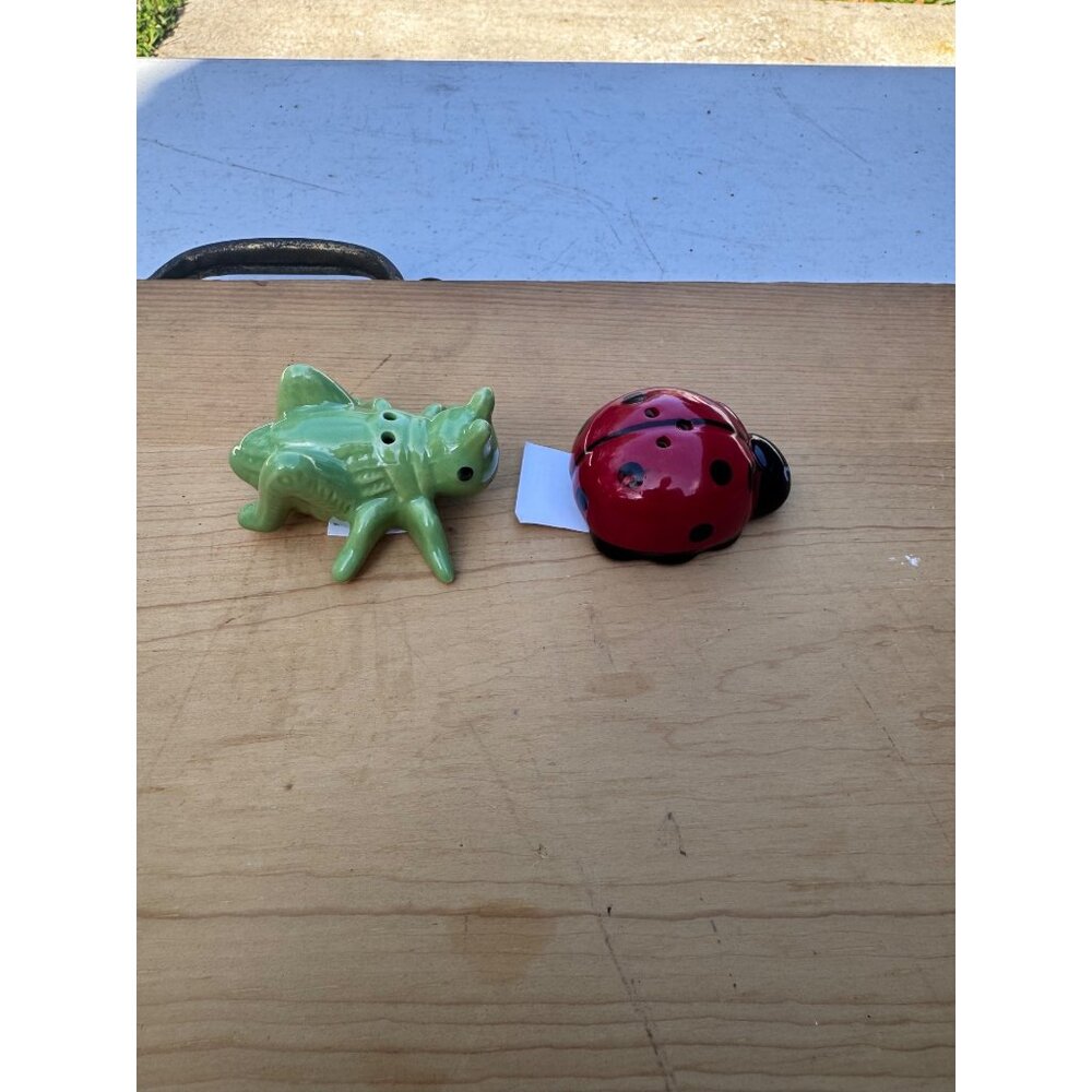 Cracker Barrel Ladybug Grasshopper Salt Pepper Shakers Set New - Picture 2 of 6